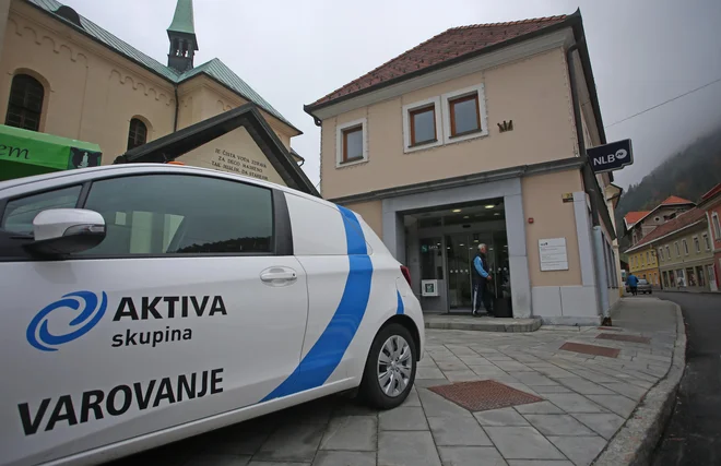 NLB je v črnjanski poslovalnici od prejšnjega tedna še okrepila varovanje. FOTO: Tadej Regent/Delo
