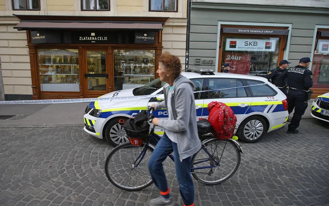 Policisti oborožen rop še preiskujejo. FOTO: Jože Suhadolnik