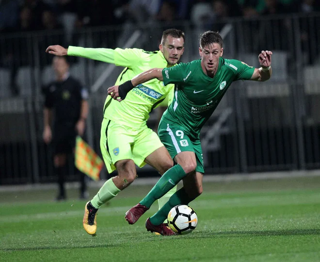 Andrej Vombergar (desno) se je na Bonifiki boril, a utrudil se ni. FOTO: Mavric Pivk/Delo