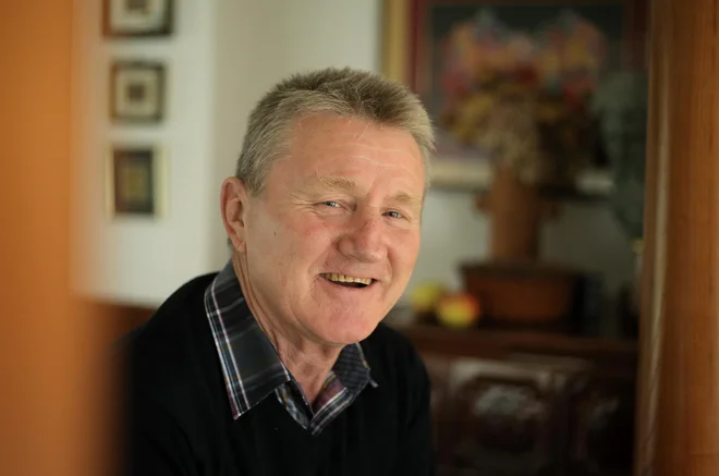 &quot;Mislim, da vlaki peljejo enako hitro kot takrat, ko se je vozilo s parno lokomotivo, &quot; ocenjujeMarjan Rekar, dolgoletni prvi mož Slovenskih železnic. FOTO:&nbsp;Jože Suhadolnik