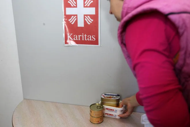 Država vse več socialnih funkcij prelaga na humanitarne organizacije in prostovoljce, sama pa se s problemom revščine ukvarja premalo zavzeto in nima strategije, je prepričana svetovalka Delavske svetovalnice. FOTO: Voranc Vogel/Delo
