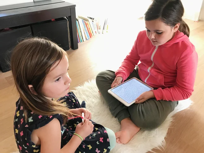 Diagnoza, da je njuna hči Luna dislektik, je postala za Lavrenčičeve raziskovalni izziv. Ta je pripeljal do rojstva digitalnega orodja, ki bo dislektikom olajšalo prebijanje skozi črkovne jare kače. Fotografije arhiv Ursule Lavrenčič