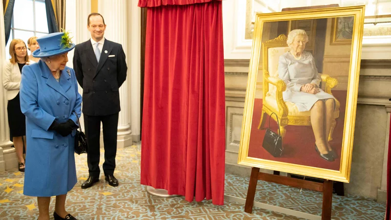 Fotografija: V britanskem kraljevem klubu letalskih sil RAF je britanska kraljica Elizabeta II javnosti predstavila sliko njenega portreta, ki jo je ustvaril umetnik Benjamin Sullivan. Kraljica je obiskala kraljevi klub letalskih sil ob stoletnici njegovega obstoja. Ob tej priložnosti je klub odprl novo krilo in razkril vrsto novih umetniških del, vključno z vitražnim oknom in portretom njenega veličanstva. Foto Heathcliff O'malley Afp
