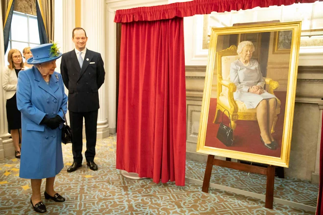 V britanskem kraljevem klubu letalskih sil RAF je britanska kraljica Elizabeta II javnosti predstavila sliko njenega portreta, ki jo je ustvaril umetnik Benjamin Sullivan. Kraljica je obiskala kraljevi klub letalskih sil ob stoletnici njegovega obstoja. Ob tej priložnosti je klub odprl novo krilo in razkril vrsto novih umetniških del, vključno z vitražnim oknom in portretom njenega veličanstva. Foto Heathcliff O'malley Afp