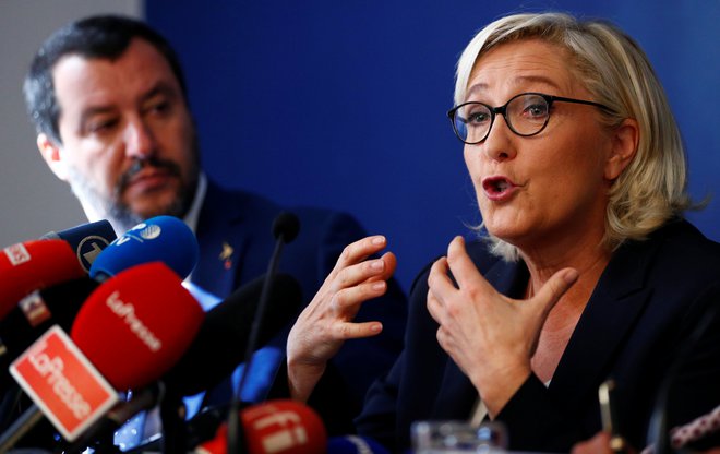 Salvini in francoska skrajna desničarka Marine Le Pen med nedavno novinarsko konferenco v Rimu. FOTO: REUTERS/Max Rossi