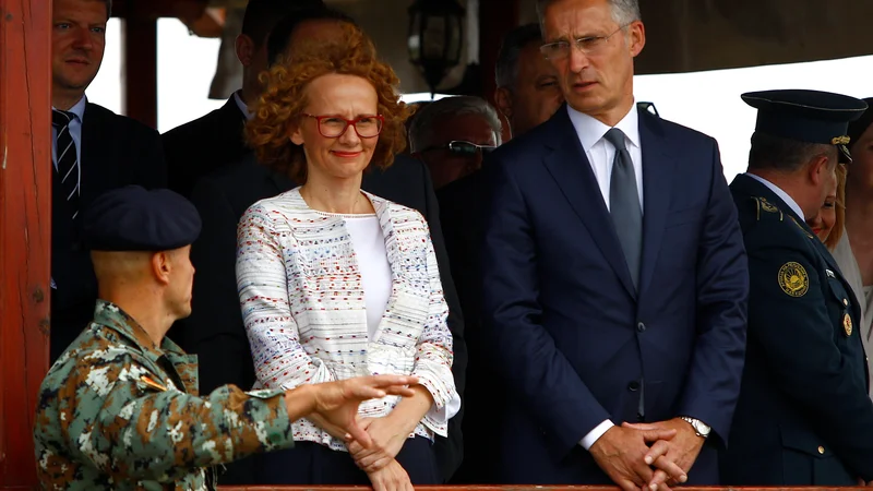 Fotografija: Generalni sekretar Nata Jens Stoltenberg in makedonska ministrica za obrambo Radmila Šekerinska. FOTO: Reuters