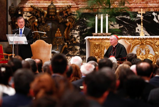 Južnokorejski predsednik je v baziliki Sv. Petra v Vatikanu spregovoril med posebno mašo za mir. FOTO: Reuters