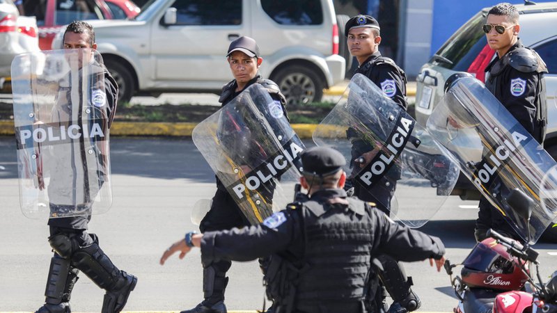 Fotografija: Nikaragovskim oblastem so pri zatiranju protestnikov na pomoč priskočile paramilitarne enote. FOTO: Inti Ocon/AFP