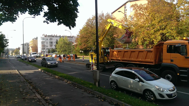 Fotografija: Danes so se začela pripravljalna dela za prenovo šišenske Drenikove ulice FOTO Aleš Stergar/Delo