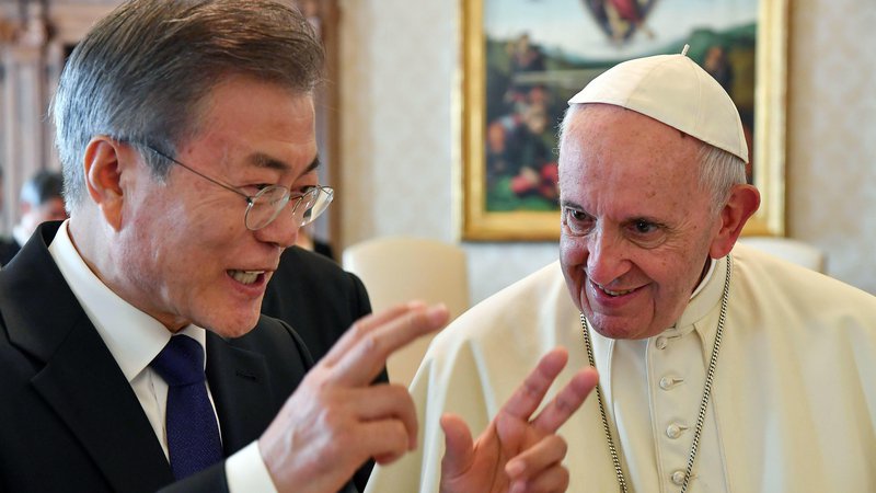 Fotografija: Papež Frančišek je južnokorejskemu predsedniku Mun Dže Inu namenil bistveno več časa, kot ga ponavadi nameni tujim voditeljem. FOTO: AP