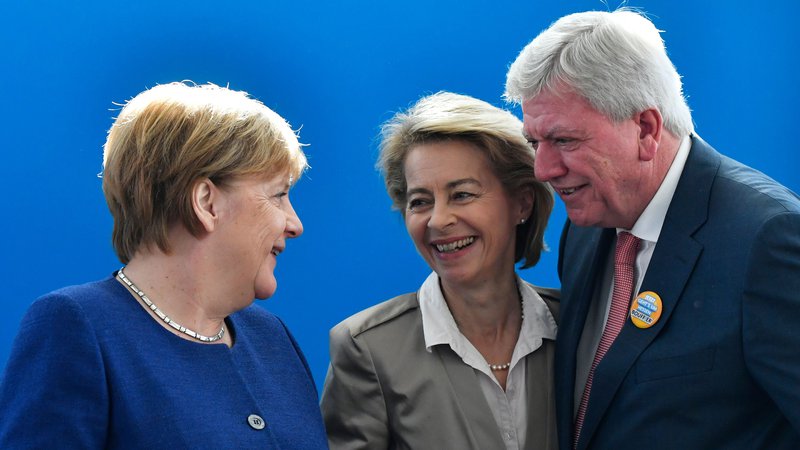 Fotografija: Nemška kanclerka Angela Merkel v družbi obrambne ministrice Ursule von der Leyen and deželnega premiera Hessna Volkerja Bouffierja, ki bo na deželnih volitvah čez dober teden poskušal obrniti negativen trend upadanja podpore CDU. FOTO: John MACDOUGALL / AFP