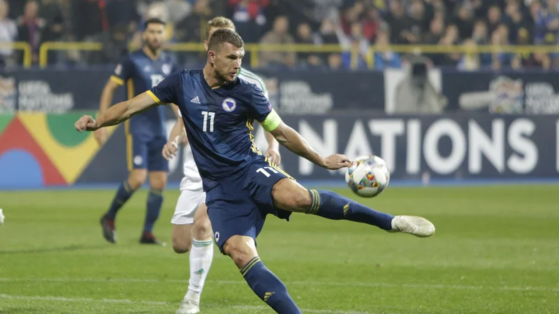 Fotografija: Edin Džeko, ki je z goloma zablestel pred dnevi proti Severni Irski, s soigralci iz reprezentance Bosne in Hercegovine v kvalifikacijah za EP 2020 ne bo igral proti Kosovu. 
FOTO AP