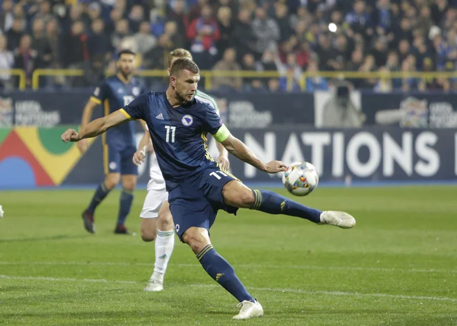 Edin Džeko, ki je z goloma zablestel pred dnevi proti Severni Irski, s soigralci iz reprezentance Bosne in Hercegovine v kvalifikacijah za EP 2020 ne bo igral proti Kosovu. <br />
FOTO AP