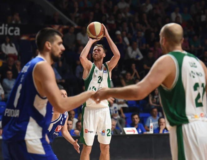 Luka Lapornik (z žogo) proti Heliosu ni bil pri metu, desno Jure Lalić. FOTO: ABA