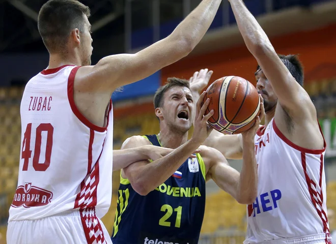 Reprezentant Blaž Mahkovic je bil v prejšnji sezoni med nosilci igre domžalskega moštva, zdaj pa brani barve Krke.<br />
FOTO: Roman Šipić/Delo
