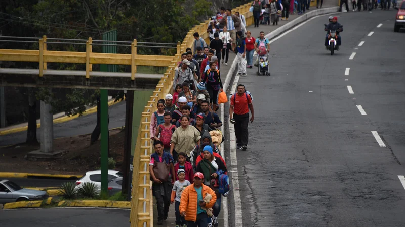 Fotografija: Skupina migrantov iz nekaterih srednjeameriški držav se počasi promika proti severu. FOTO: Johan ORDONEZ / AFP