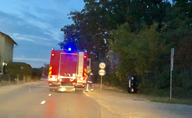 Brez vozniškega dovoljenja in pijan je vozil neregistriran avtomobil ter se zaradi hitrosti prevrnil. FOTO: Pu Murska Sobota
