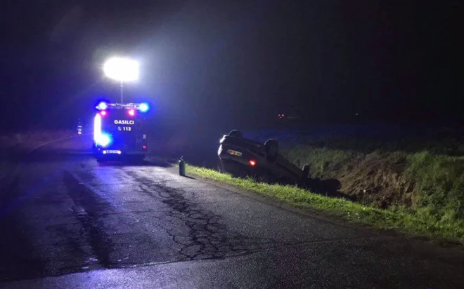 Vozilo je končalo v jarku, na strehi. FOTO: PGD Murska Sobota