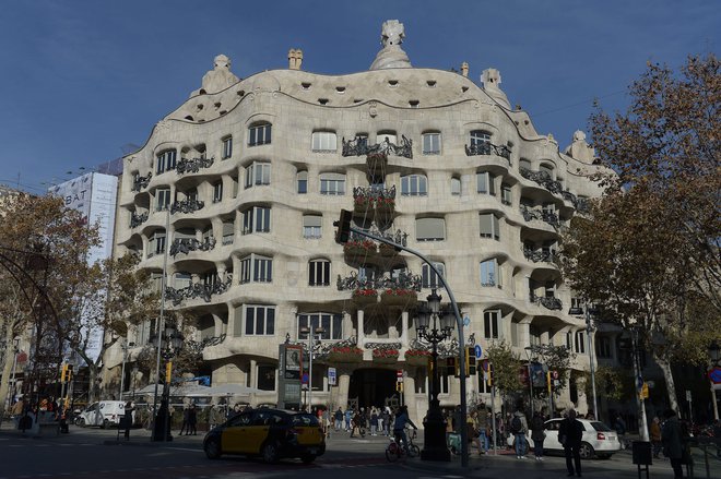 Casa Mila, znana tudi pod nazivom La Pedrera, je še ena stavba v Barceloni, ki je delo znanega Antonia Gaudija. FOTO: AFP