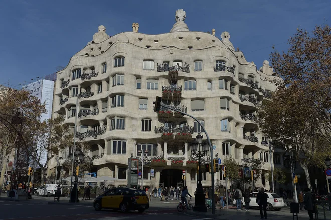 Casa Mila, znana tudi pod nazivom La Pedrera, je še ena stavba v Barceloni, ki je delo znanega Antonia Gaudija. FOTO: AFP