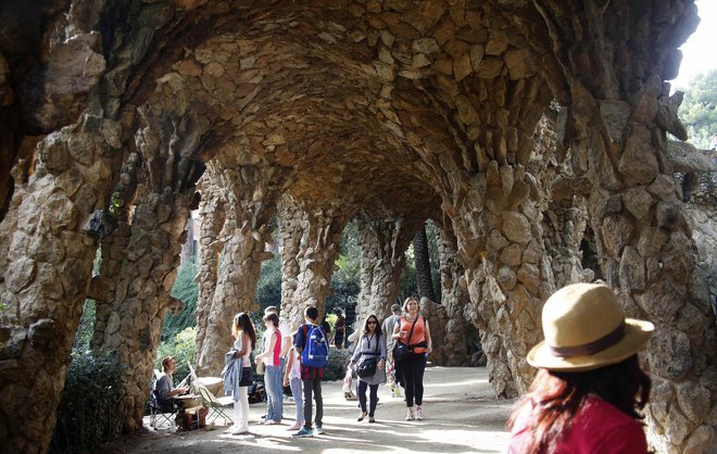 Turisti se zelo radi sprehajajo tudi v parku Guell. FOTO: Reuters