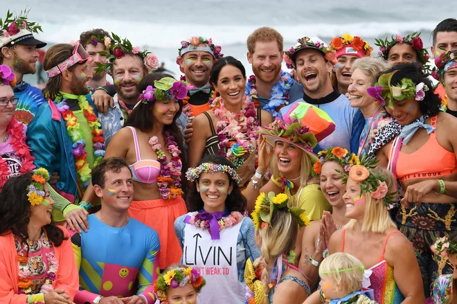 Britanski princ Harry in njegova Meghan, vojvodinja Sussexa, sta med obiskom Avstralije med drugim udeležila zasedanja "Fluro Friday", ki ga organizira lokalna skupina za surfanje, OneWave, ki na plazi Bondi dvigujee zavest o duševnem zdravju in dobrem počutju. Foto Dean Lewins Afp