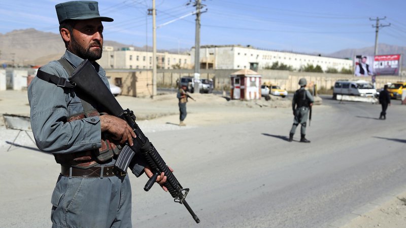 Fotografija: Parlamentarne volitve v Afganistanu potekajo kljub velikim skrbem zaradi varnosti. Volilišča bo danes ščitilo več kot 50.000 pripadnikov varnostnih sil. FOTO: AP