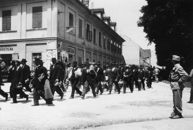 Kolona rezervistov v prvih dneh mobilizacije v Ljubljani julija 1914. Fotografija Zgodovinski arhiv Ljubljana