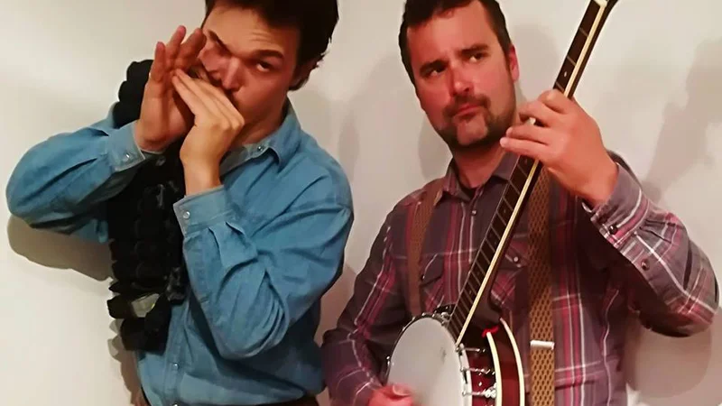 Fotografija: Smet sta Miha Erič: ustna harmonika, lap steel kitara; Tilen Stepišnik: akustična in električna kitara, banjo.
FOTO: Natalija Šepul