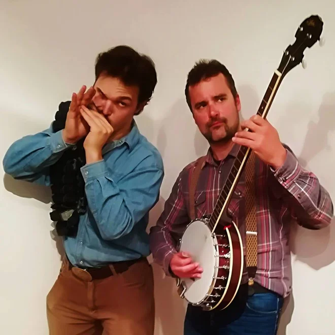 Smet sta Miha Erič: ustna harmonika, lap steel kitara; Tilen Stepišnik: akustična in električna kitara, banjo.<br />
FOTO:&nbsp;Natalija Šepul