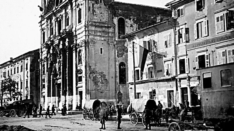 Fotografija: Slovenska trobojnica na eni izmed stavb na goriškem Travniku (oktober–november 1918) FOTO: arhiv