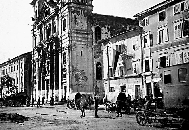 Slovenska trobojnica na eni izmed stavb na goriškem Travniku (oktober&ndash;november 1918) FOTO: arhiv