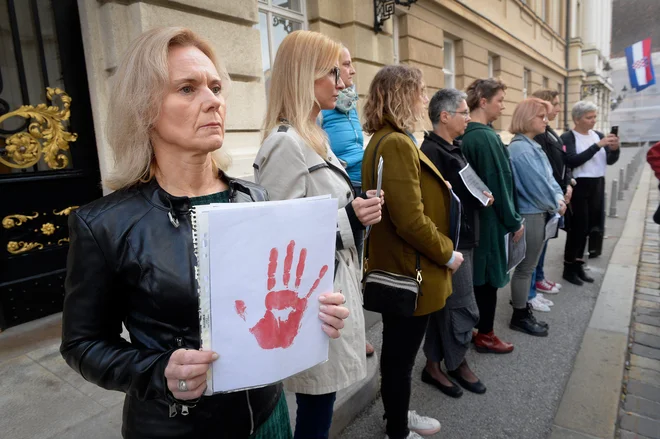 Aktivistke Združenja Štorklja so pred poslopjem hrvaškega sabora prebrale grozljiva pričevanja žensk, ki so izkusile verbalno in fizično nasilje uslužbencev zdravstvenih ustanov. Foto CROPIX