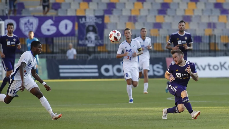 Fotografija: Komaj 22-letni goriški Nigerijec Bede Amarachi Osuji (levo) in 23-letni mariborski Ljubljančan Dino Hotić sta prevzela vajeti igre v zvezni vrsti v moštvih Gorice in Maribora. FOTO: Leon Vidic/Delo