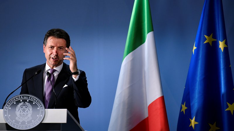 Fotografija: Premier Giuseppe Conte je sklical ministrski zbor, spet je povedal: »Jaz sem šef.« FOTO: Toby Melville/Reuters