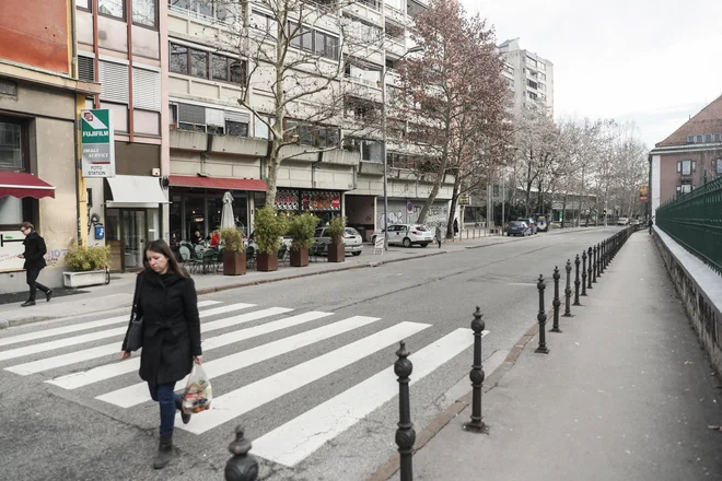 Poljanska cesta bo po prenovi dobila več kolesarskih površin in površin za pešce, prometni režim ostaja enak kot zdaj. FOTO: Uroš Hočevar/Delo