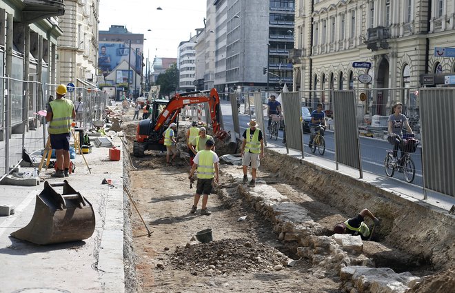 Slovenska cesta pri Bavarskem dvoru še vedno ni prenovljena. FOTO: Blaž Samec/Delo
