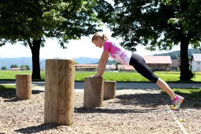 Maja Pori, predstojnica katedre za fitnes na Fakulteti za šport Univerze v Ljubljani, med prikazom vaj na otočku za fitnes na prostem ob PST, v Ljubljani, 28. maja 2015.