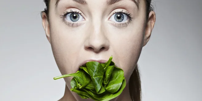 Približno polovica skodelice špinače ustreza dnevnim priporočilom za vitamin K, špinača je odlična tudi za močne kosti, saj vsebuje tudi kalcij! FOTO: Shutterstock