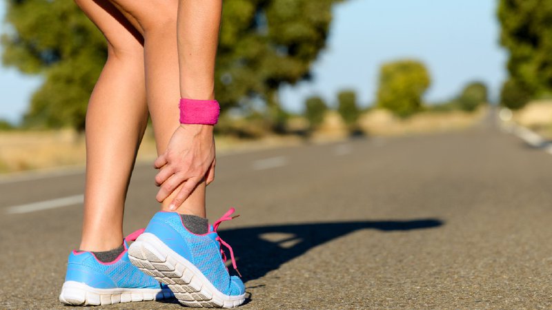 Fotografija: Redkeje povzroča težave tudi supinirano stopalo, za katero je značilen visok in tog stopalni lok. FOTO: Shutterstock