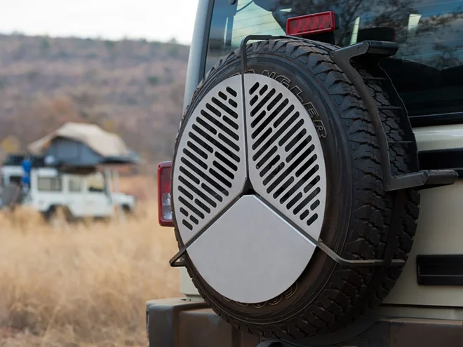 Opremljen je pa tudi s priročno stopničko, s pomočjo katere se tudi nižjerasli lahko povzdignemo v »keson« našega off-road zaveznika. FOTO: Arhiv proizvajalca