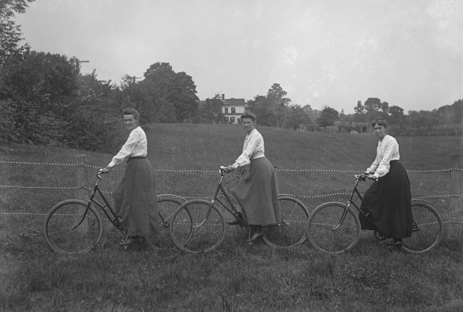 Three sisters on their bicycles in a field at Roton Point, Conecticut, USA, circa 1908. (Photo by The Montifraulo Collection/Getty Images)