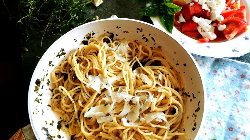 Fotografija: Poletov recept: Manj je več špageti. FOTO: Tanja Drinovec