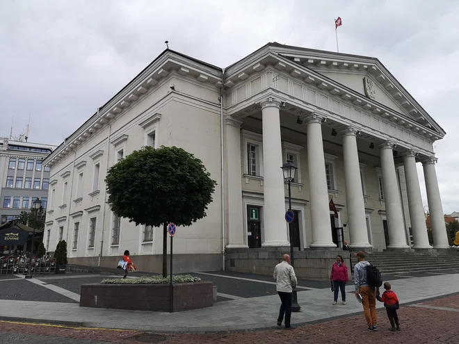 Mestna hiša v Vilni je v seriji Katarina Velika postala kulisa za katedralo v St. Peterburgu. FOTO: Marko Gams
