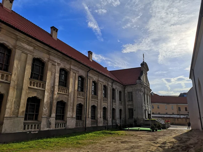 Eno najbolj slikovitih staromestnih dvorišč v Vilni, »žrtvovano« za prizor St. Petersburga v plamenih. FOTO: Marko Gams