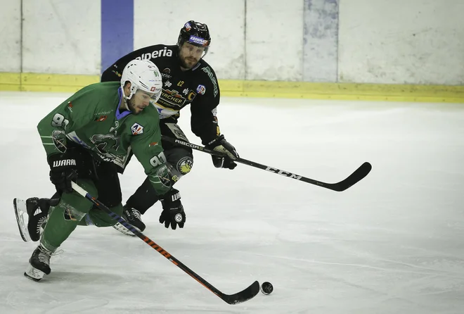 Žan Jezovšek je nazadnje zabijal gole za Olimpijo, poslej bo tako kot nekoč igral v rdečem jeseniškem dresu. FOTO: Jože Suhadolnik/Delo