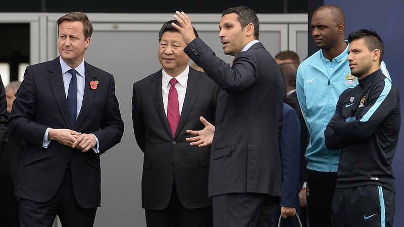 Fotografija: Britanski premier David Cameron in kitajski predsednik Xi Jinping sta si oktobra 2015 ogledala kamp Manchester Cityja na povabilo predsednika kluba Khaldoona Mubaraka (tretji z leve). Kitajsko državno podjetje Citic ima 12-odstotni delež v ManCityju. FOTO: Joe Giddens/Reuters