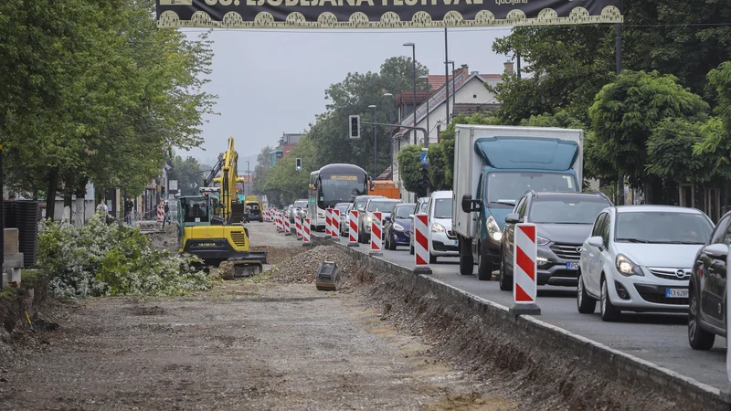 Fotografija: Večkrat se vozim po enem pasu po polžje mimo gradbišča od Trga mladinskih delovnih brigad do Šestove ulice ali nasprotno. Foto Jože Suhadolnik/Delo