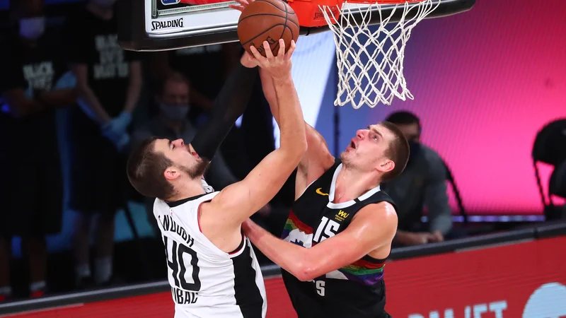 Srb Nikola Jokić (Denver) je takole ustavljal Hrvata Ivico Zubca (LA Clippers). FOTO: Kim Klement/USA TODAY Sports