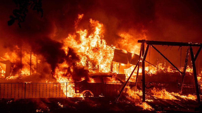 Fotografija: V požaru izginjajo hiše in otroška igrišča. FOTO: Josh Edelson/AFP